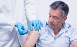 Szczepienie mężczyzny