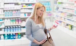 Ciężarna kobieta w aptece