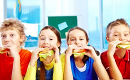 czwórka dzieci je kanapki