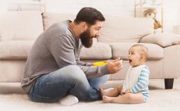 Ojciec karmi małe dziecko