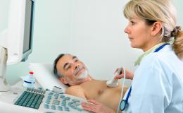 Lekarka robi USG mężczyźnie