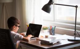 Chłopiec pracuje przy komputerze