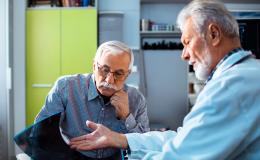 Mężczyzna rozmawia z lekarzem