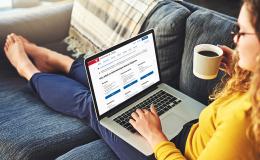 Kobieta czyta informacje o kwarantannie na IKP