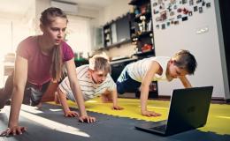 rodzina ćwiczy w domu