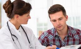 lekarka rozmawia z 18-latkiem