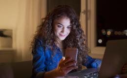 Dziewczyna, noc i telefon