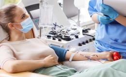 kobieta oddaje osocze