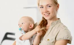 Kobieta z dzieckiem na ręku