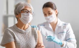 pielęgniarka wykonuje szczepienie starszej kobiety