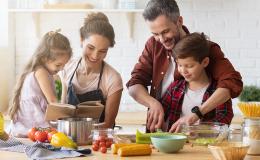 rodzina przygotowuje posiłek