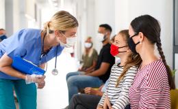 pielęgniarka rozmawia z dwójką dzieci w izbie przyjęć