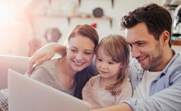 rodzina przy komputerze