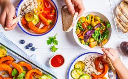 Zdrowy posiłek z muesli i sałatką