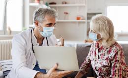 pacjentka z lekarzem, oboje w maseczkach