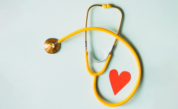 Słuchawki lekarskie, a obok nich czerwone serduszko.