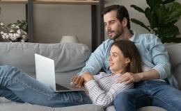 para na kanapie przed komputerem