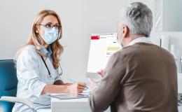 senior na wizycie u lekarki rodzinnej