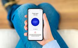 Aplikacja PulsoCare na komórce, którą ktoś trzyma