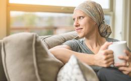 Kobieta w chustce na głowie