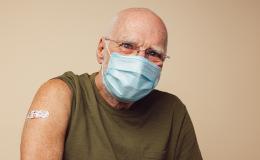 Starszy pan po szczepieniu