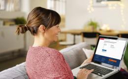 Kobieta rejestruje się na szczepienie online