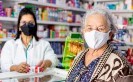 Starsza pani w aptece