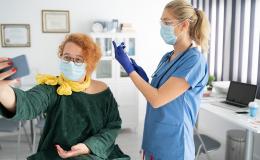 Ruda kobieta robi selfie ze swojego szczepienia