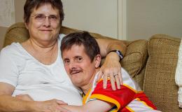 Matka przytula dorosłego syna z niepełnosprawnością 