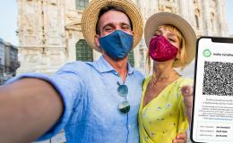 para na wakacjach, chłopak pokazuje na telefonie certyfikat