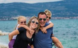 Rodzice i dwójka dzieci nad morzem 