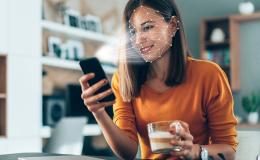 Kobieta patrzy na telefon