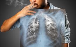 Mężczyzna pali papierosa, widzimy jego płuca, a w nich dym