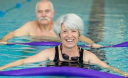 Para emerytów ćwiczy w basenie 