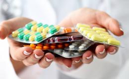 Dłonie, a nich blistry różnych leków