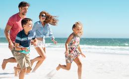 Rodzina biegnie po plaży