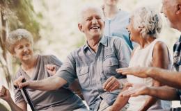 Grupa uśmiechniętych seniorów podczas rozmowy