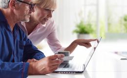 żona pokazuje mężowi coś na ekranie