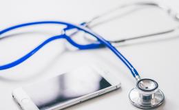 Na zdjęciu stetoskop lekarski i telefon.