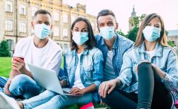 studenci w maseczkach zagranicą