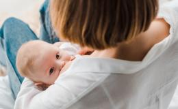 Matka karmiąca dziecko piersią