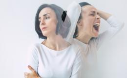 Kobieta oparta o ścianę patrzy w dal. Obok widać jej drugie oblicze, które krzyczy i trzyma się za głowę.