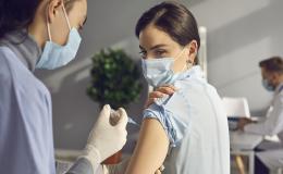 Szczepienie młodej kobiety