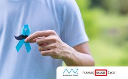 Mężczyzna trzymający niebieską wstążkę z wąsami - symbol walki z rakiem prostaty.