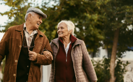 Seniorzy na jesiennym spacerze