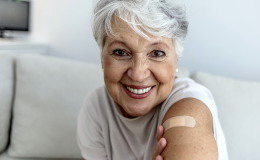 Uśmiechnięta starsza pani po szczepieniu