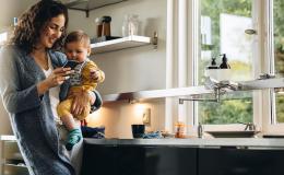 Matka z dzieckiem na rękach w kuchni