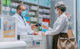 Seniorka odbiera leki w aptece