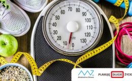 Różne przedmioty: waga, trampki, jabłko, miara krawiecka