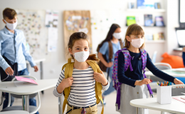 Dzieci w klasie z maseczkami